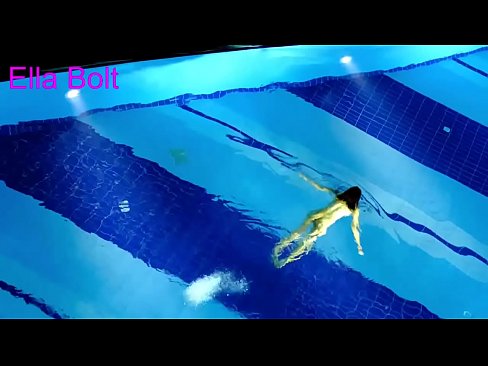 ❤️ मी पाहणे थांबवू शकत नाही, तरुण गोरा ELLA BOLT रिसॉर्ट पूलमध्ये नग्न पोहताना पकडला गेला ❤️❌ गुदद्वारासंबंधीचा अश्लील ❌